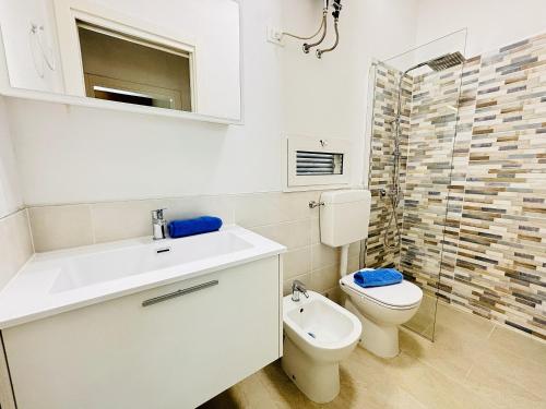 een badkamer met toilet, wastafel en douche bij Condominio Salisburgo in Bibione