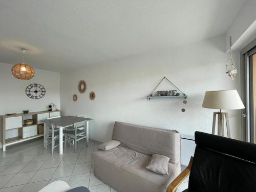 un salon avec un canapé et une table dans l'établissement Appartement T2 à 60m de la plage avec balcon et parking privé à Capbreton - FR-1-413-178, à Capbreton