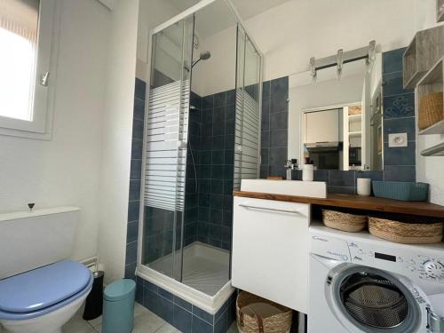une salle de bain avec une machine à laver et un lavabo dans l'établissement Appartement T2 à 60m de la plage avec balcon et parking privé à Capbreton - FR-1-413-178, à Capbreton