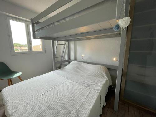une chambre avec un lit superposé et une échelle dans l'établissement Appartement T2 à 60m de la plage avec balcon et parking privé à Capbreton - FR-1-413-178, à Capbreton