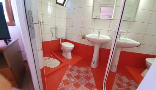 a bathroom with a toilet and a sink at Camere de închiriat Alex in Costinesti