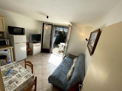 Il comprend un petit salon avec un lit et une cuisine. dans l'établissement l'isard, à Luz-Saint-Sauveur