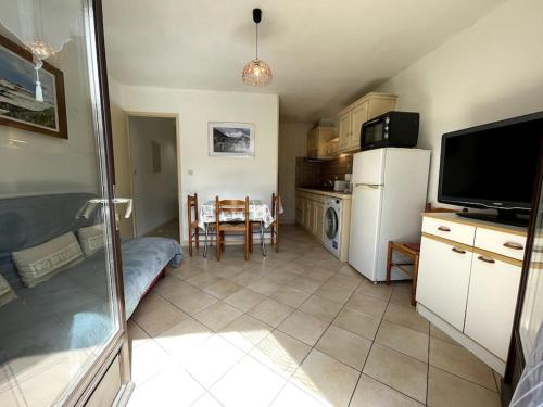 Cette chambre comprend une cuisine équipée d'un réfrigérateur et d'une table. dans l'établissement l'isard, à Luz-Saint-Sauveur