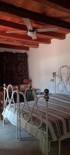 una camera con letto e ventilatore a soffitto di Casablu a Stavrokhórion