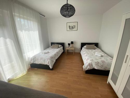 Postel nebo postele na pokoji v ubytování Two-Bedroom Countryside Apartment