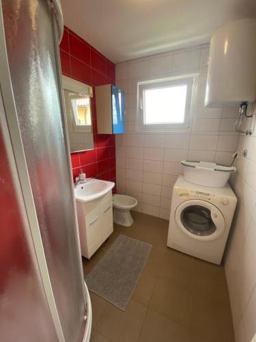 Koupelna v ubytování Two-Bedroom Countryside Apartment