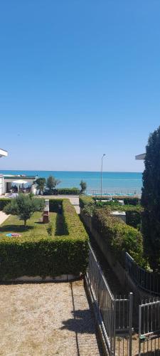 a view of a park with the ocean in the background at Silville in Silvi Marina