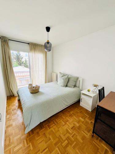 une chambre avec un grand lit et une fenêtre dans l'établissement Défense-2rooms-ForWork-balcony-freeparking, à Courbevoie