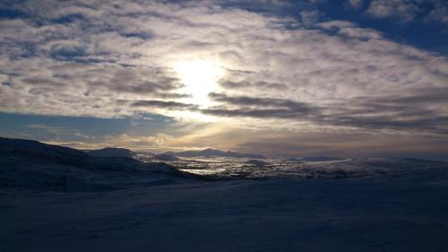 a cloudy sky with the sun in the sky at Storliens Fjällgård in Storlien