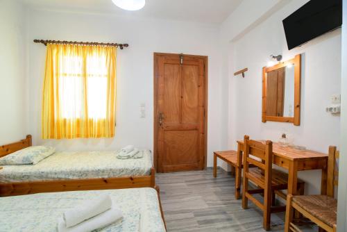 Φωτογραφία από το άλμπουμ του Studios Prombona To Petrino Spiti στον Λογαρά