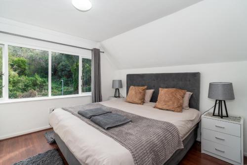 Postel nebo postele na pokoji v ubytování Hout Bay Gem - Elise Way