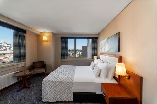 Una cama o camas en una habitación de Istanbul Golden City Hotel