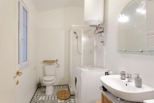 une salle de bain blanche avec des toilettes et un lavabo dans l'établissement Jolie studio - Proche Promenade des anglais, à Nice