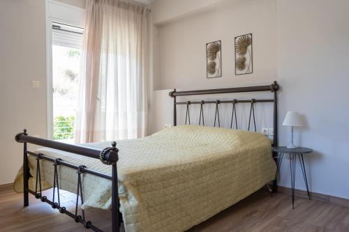 a bedroom with a bed and a window at Villa Brezza Di Mare - Agios Stefanos Volos in Kritharia