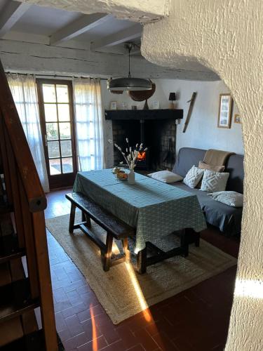 un salon avec une table et un canapé dans l'établissement Maison de vacances Hautes Corbières, à Albières