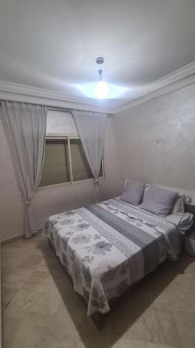 Postel nebo postele na pokoji v ubytování Jolie Appartement Jnane Californie