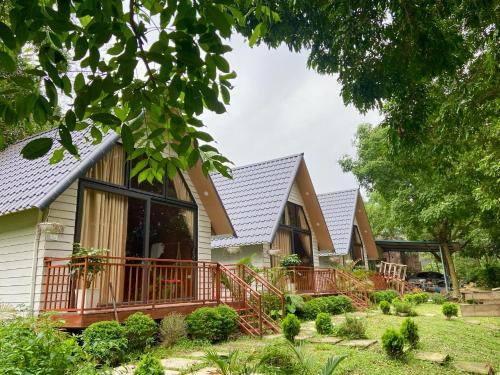 a row of cottages in a row at Chú Thiện Homestay and Camping in Sóc Sơn
