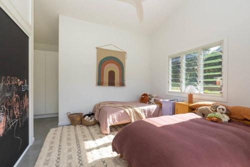 Ένα ή περισσότερα κρεβάτια σε δωμάτιο στο BRAND NEW Luxury Hinterland Cabin Flowing Creek2