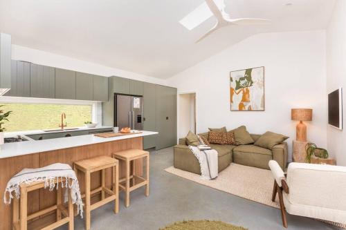 Η κουζίνα ή μικρή κουζίνα στο BRAND NEW Luxury Hinterland Cabin Flowing Creek2