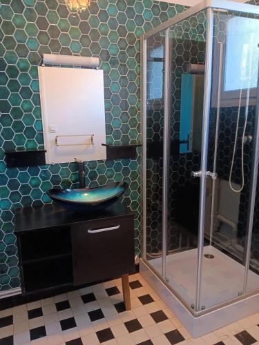 une salle de bain avec une douche en verre et un lavabo dans l'établissement Maison charmante à Port-Bail-sur-Mer, grand jardin clos, à Port-Bail-sur-Mer