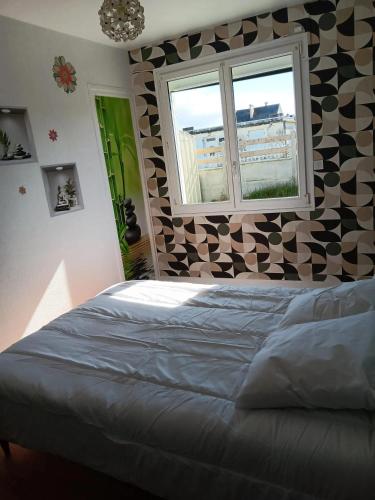 une chambre avec un lit et deux fenêtres dans l'établissement Maison charmante à Port-Bail-sur-Mer, grand jardin clos, à Port-Bail-sur-Mer