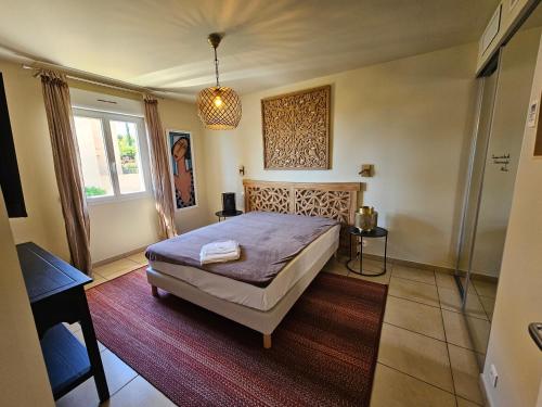 une chambre avec un lit et une fenêtre dans l'établissement PAOLINA C9 - CLIM - WIFI - VUE MER, à Sari-Solenzara