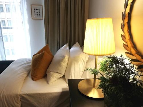 Ένα ή περισσότερα κρεβάτια σε δωμάτιο στο Stylish Downtown Toronto Residential Hotel