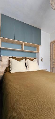 une chambre avec un grand lit avec deux oreillers dans l'établissement Deux pièces au cœur de Vincennes, à Vincennes