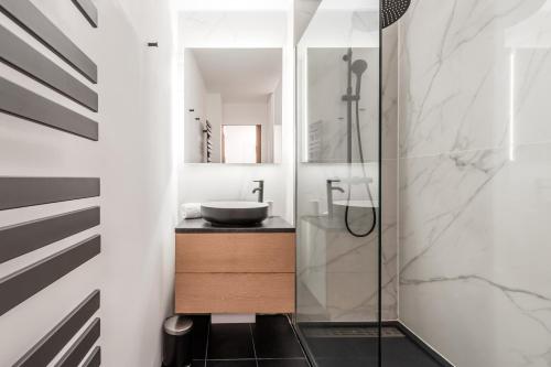 une salle de bain avec un lavabo et un miroir dans l'établissement Lac des Gaillands - Renove - Balcon avec vues, à Chamonix-Mont-Blanc