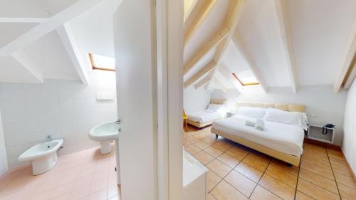 una camera da letto con un letto e un lavandino in una stanza di Villa Gina a Finale Ligure