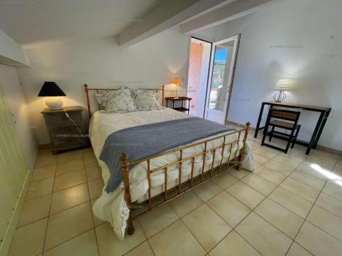 une chambre avec un lit, une table et une fenêtre dans l'établissement 2DUF11 - Maisonnette hauts de Collioure climatisée, à Collioure