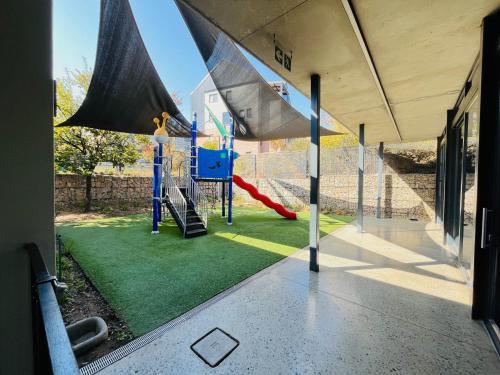 Herní místnost nebo prostor pro děti v ubytování 20 Elizabeth Place - Beautiful and spacious self catering 3 bedroom unit next to Kyalami Racetrack with free WiFi - swimming pool, gym and restaurant - Perfect for a big family in Midrand Waterfall