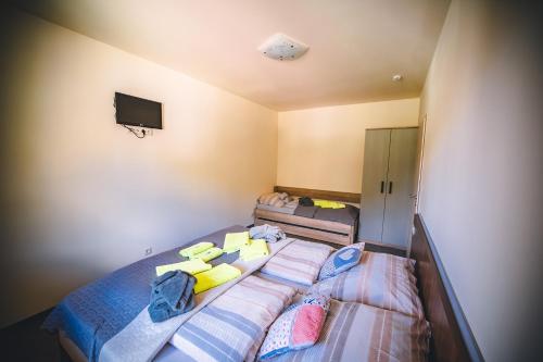 Postel nebo postele na pokoji v ubytování Wellness & Spa Hotel Čertov