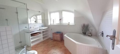 Koupelna v ubytování Reethus-am-Hafen Ferienhaus Westbrise