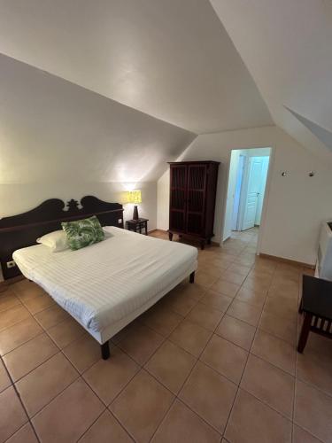 a bedroom with a large white bed in a room at Kaz Caraïbes spacieuse, accès piscine et plage - Résidence in Sainte-Luce