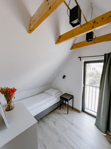 a room with a bed and a window at Dobre Kąty całoroczne domki in Kąty Rybackie