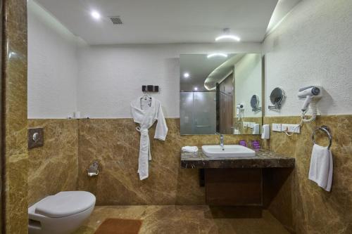 Ένα μπάνιο στο Flora Airport Hotel and Convention Centre Kochi
