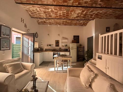 un salon avec un canapé et une table dans l'établissement The Stable, à Autignac