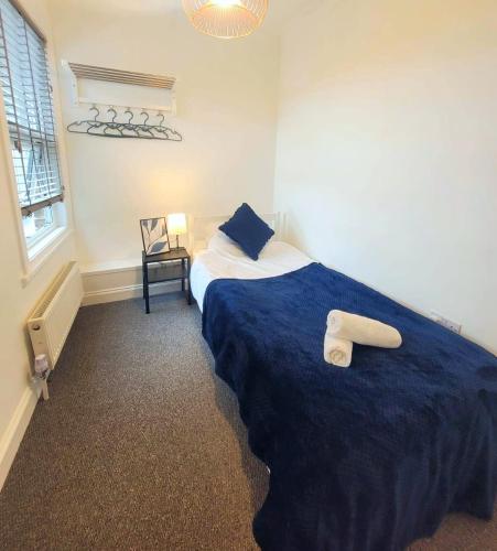 Cama o camas de una habitación en 3-Bed, Sleeps 6, 1 Bath, Parking, WiFi