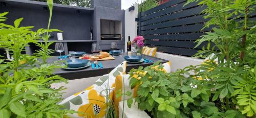 Private fenced garden with BBQ area minutes from the beach - only in June, July and August free private parking - Urban Secret Kantrida
