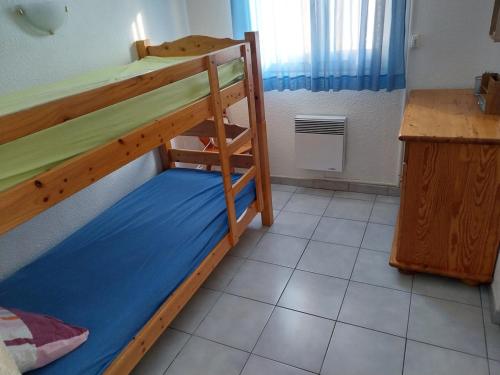 une petite pièce avec deux lits superposés dans l'établissement les elmes 3, à Banyuls-sur-Mer