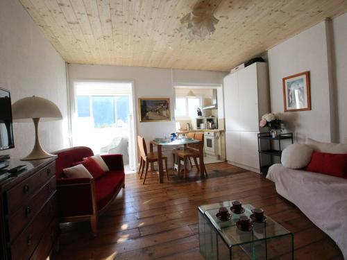 un salon avec un canapé et une table dans l'établissement Appartement T3 50m² pour 4 pers. avec Wifi et animaux admis à Luchon - FR-1-313-205, à Luchon