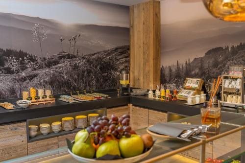 um restaurante com uma taça de fruta na mesa em Resort Hotel Bodenmais em Bodenmais