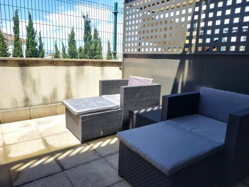 two wicker chairs and a table on a balcony at Mi Apartamento en el Delta del Ebro in Deltebre