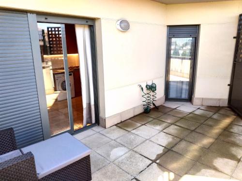 an outside patio with a table and chairs and a door at Mi Apartamento en el Delta del Ebro in Deltebre
