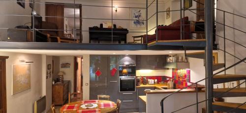 deux niveaux d'une pièce avec une cuisine et un salon dans l'établissement Le Jardin secret 100m Mairie, à Aix-en-Provence