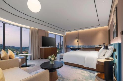 Μια τηλεόραση ή/και κέντρο ψυχαγωγίας στο Hilton Garden Inn Yichang Yiling