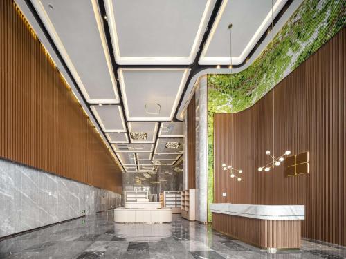 a hallway of a building with plants on the ceilings at Hilton Garden Inn Taiyuan Binhe in Yangjiabu