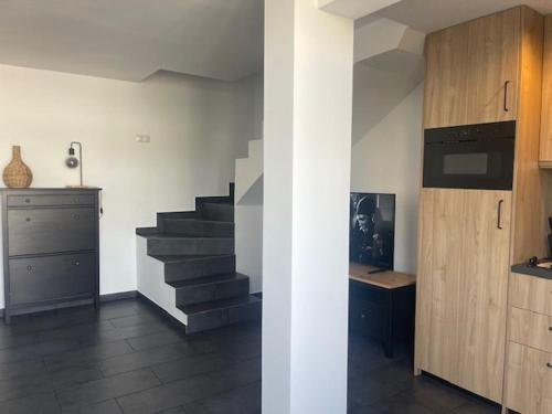 ein Wohnzimmer mit einer Treppe und einer Treppe in der Unterkunft Luxury Bungalow Sonnenland in Sonnenland