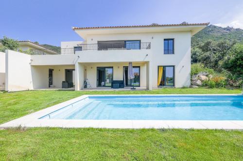 une villa avec piscine devant une maison dans l'établissement Casa Umbria - Villa climatisée avec piscine, à Belgodère